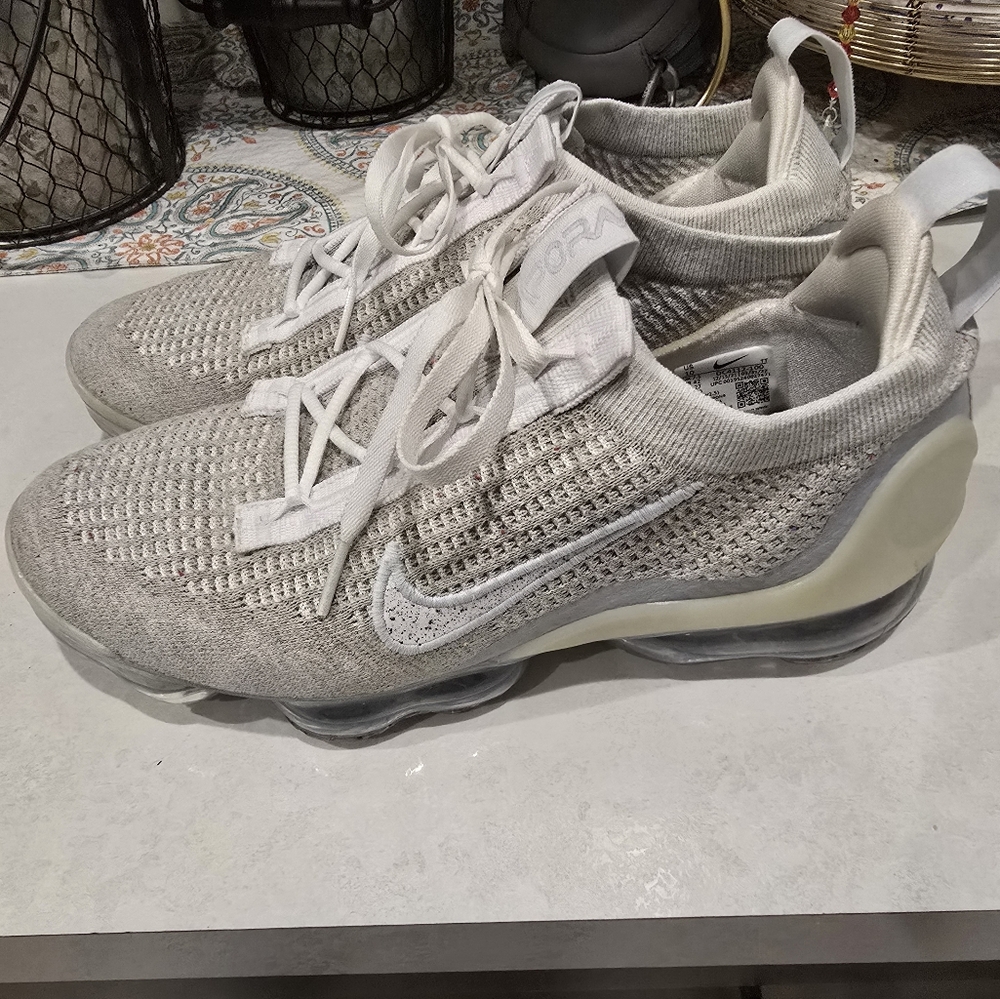 Nike women's 10 vapormax